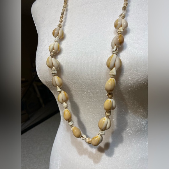 NWOT Seashell Necklace - Picture 2 of 5